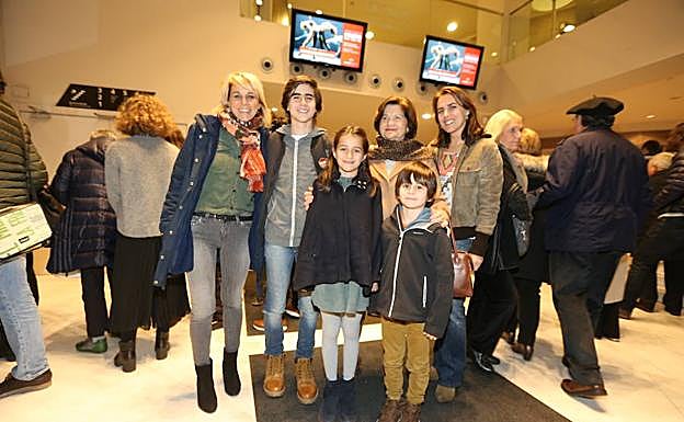 Ana Urrutia, Elsa Iturmendi y Rebeca Horas con los jóvenes Martín, María y Edith Urrutia. 