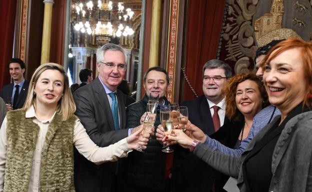 El alcalde Aburto, en el cocktail ofrecido este viernes junto a los líderes de los partidos en el Ayuntamiento de Bilbao. 
