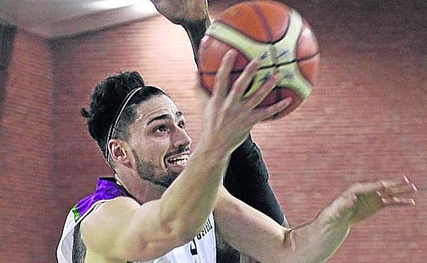 Uclés se hace con la posición ante la canasta. 