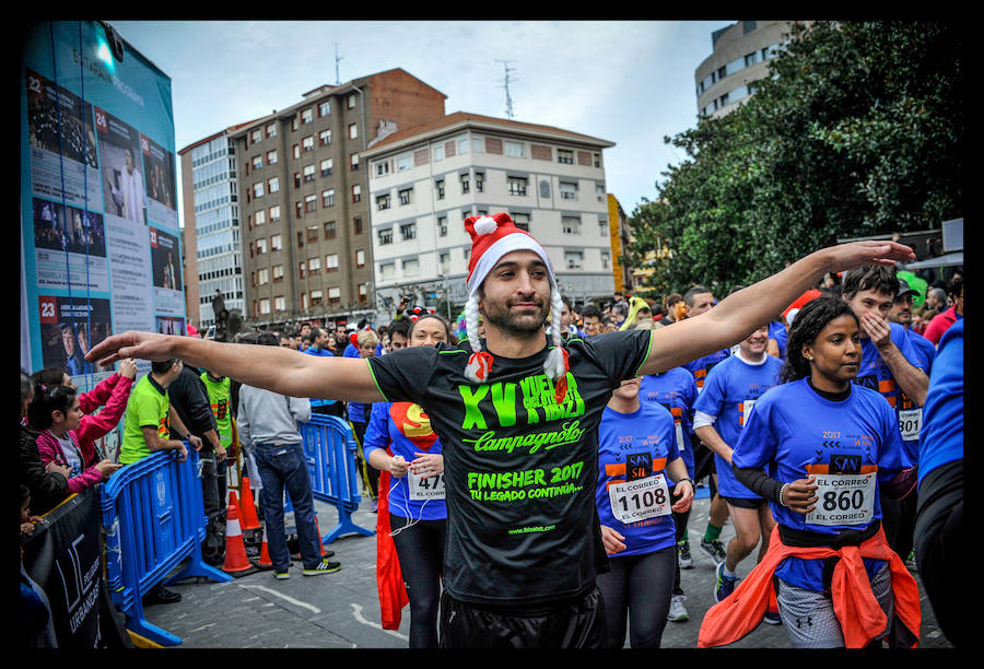 Cientos de corredores aficionados participan en la tradicional fiesta del atletismo de fin de año