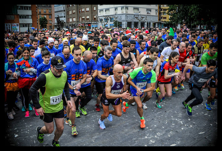 Cientos de corredores aficionados participan en la tradicional fiesta del atletismo de fin de año