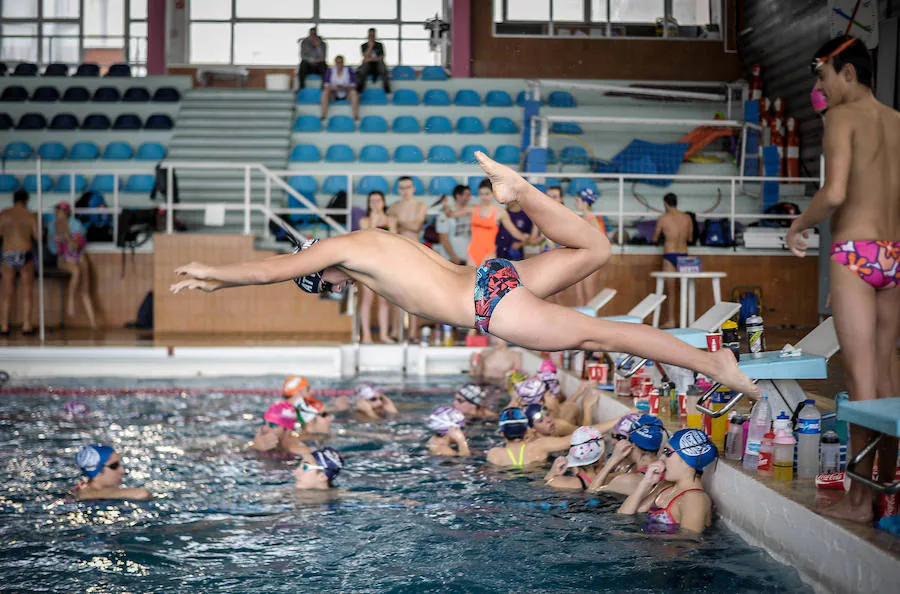 El club de natación de la localidad de la Margen Izquierda recauda más de 1.500 euros con una iniciativa solidaria celebrada este sábado en el polideportivo Mikel Trueba
