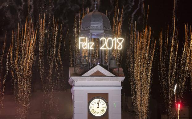 El reloj de la Puerta del Sol da la bienvenida al nuevo año en una celebración que concentró a miles de personas en la popular plaza madrileña . 