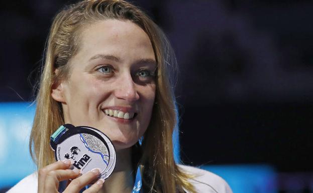 Mireia Belmonte con su medalla.