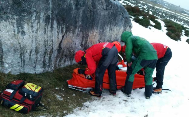 El rescate se ha realizado ap ie porque el viento impedía volar al helicóptero. 