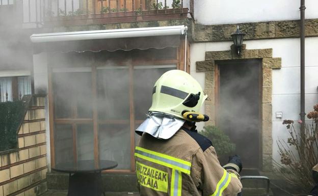 Un incendio en una chimenea obliga a desalojar tres viviendas de Lezama