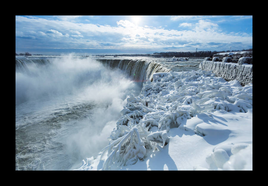 La ola de frío extremo que está golpeando con fuerza el noreste de Estados Unidos, ha dejado imágenes como estas, en las  cataratas del Niágara .