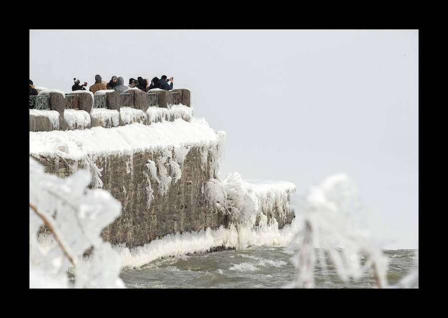 La ola de frío extremo que está golpeando con fuerza el noreste de Estados Unidos, ha dejado imágenes como estas, en las  cataratas del Niágara .