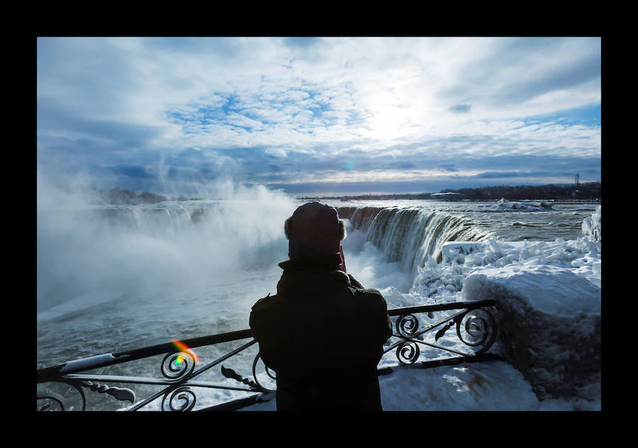 La ola de frío extremo que está golpeando con fuerza el noreste de Estados Unidos, ha dejado imágenes como estas, en las  cataratas del Niágara .