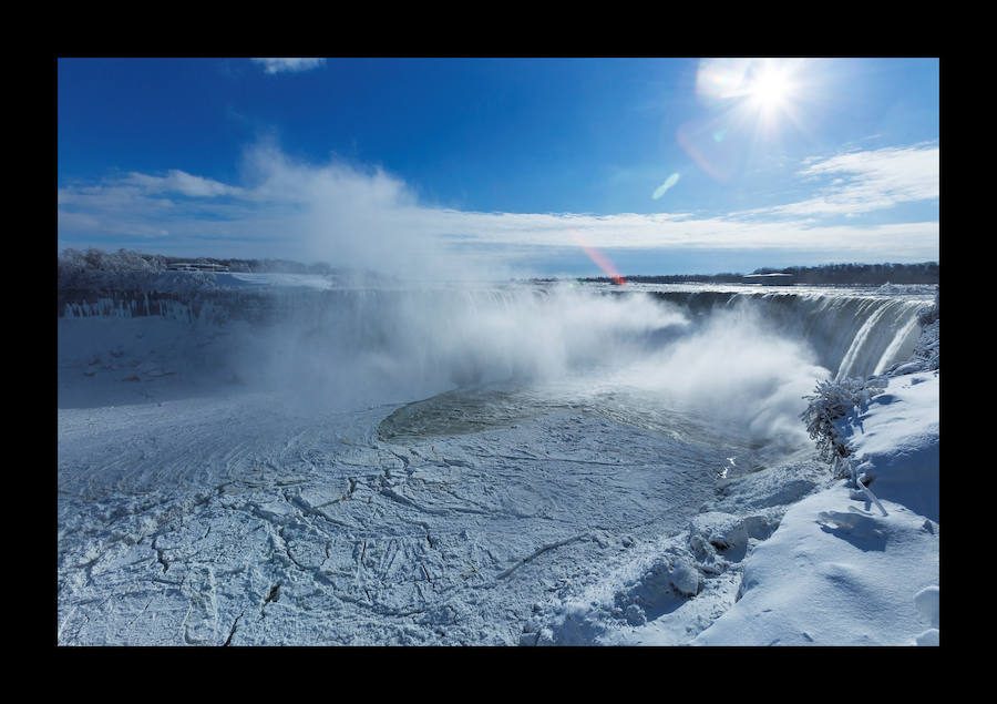 La ola de frío extremo que está golpeando con fuerza el noreste de Estados Unidos, ha dejado imágenes como estas, en las  cataratas del Niágara .