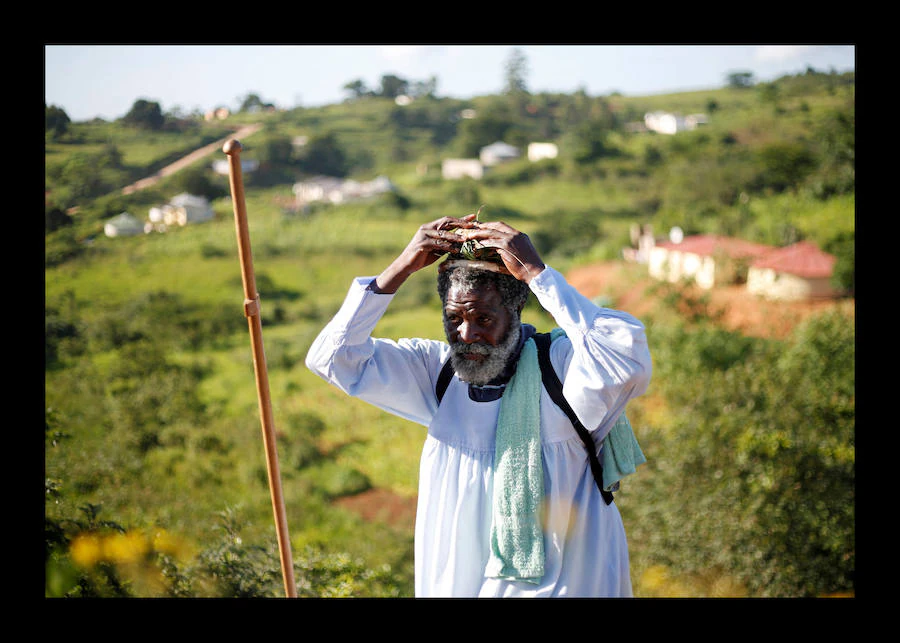 Miles de mujeres vestidas con trajes tradicionales caminan descalzas durante el peregrinaje anual de la Iglesia Bautista de Nazaret (Iglesia de Shembe) cerca de Durban, Sudáfrica. Cada año 20.000 seguidores de la Iglesia de Shembe se reúnen para caminar 50 kilómetros para llegar al monte sagrado para rezar y bailar. Su fundador, Isaya Shembe, afirmó haber sido abordado por el Espíritu Santo sobre la montaña sagrada de Nhlangagazi en Kwa Zulu Natal hace más de 100 años.