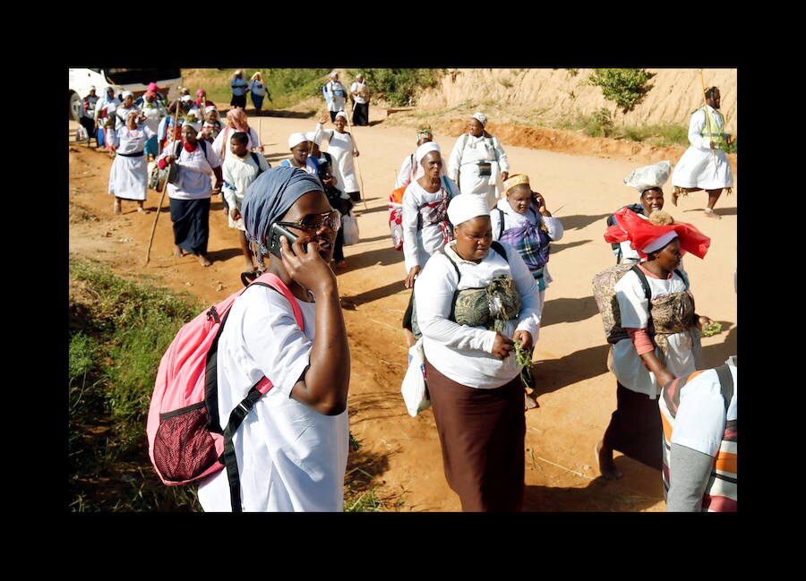 Miles de mujeres vestidas con trajes tradicionales caminan descalzas durante el peregrinaje anual de la Iglesia Bautista de Nazaret (Iglesia de Shembe) cerca de Durban, Sudáfrica. Cada año 20.000 seguidores de la Iglesia de Shembe se reúnen para caminar 50 kilómetros para llegar al monte sagrado para rezar y bailar. Su fundador, Isaya Shembe, afirmó haber sido abordado por el Espíritu Santo sobre la montaña sagrada de Nhlangagazi en Kwa Zulu Natal hace más de 100 años.