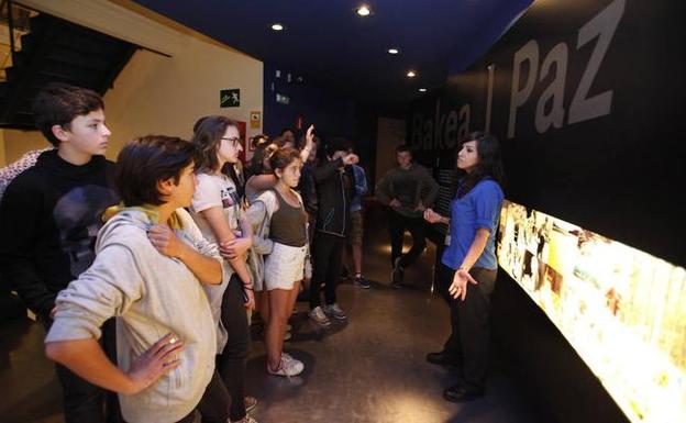 Una de las guías del Museo de la Paz atiende a un grupo de jóvenes. 