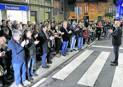 Imagen secundaria 1 - 1. Una joven consulta su teléfono sentada en el paseo de A Pobra do Caramiñal donde desapareció Diana Quer el 22 de agosto de 2016. 2. El alcalde de A Pobra do Caramiñal aplaude a sus vecinos en una concentración por Diana Quer. 3. El viaducto desde el que 'El Chicle' lanzó su móvil tras raptarla.