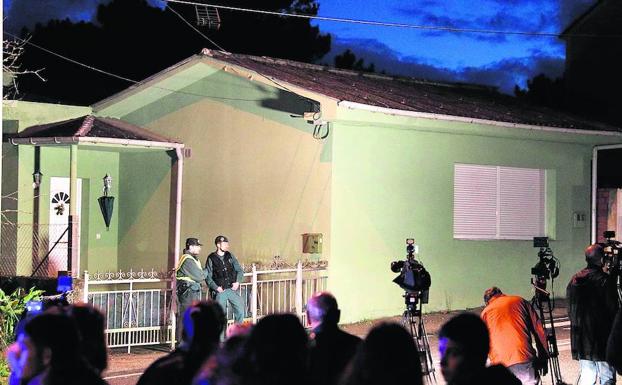 Imagen principal - 1. Guardias civiles custodian la vivienda del asesino confeso en Rianxo, enfocada por las cámaras y focos de televisión. 2 Una grúa se lleva a dependencias policiales el coche en el que José Enrique Abuín trasladó a Diana Quer tras raptarla y en cuyo maletero trató de introducir a su nueva víctima, que pudo escapar. 3. Periodistas y curiosos ante el pabellón industrial de Rianxo donde fue encontrado el cuerpo de la joven asesinada.