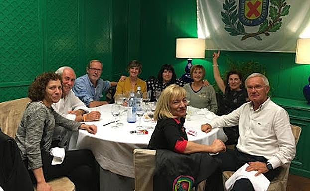 Diego Verdejo, el segundo por la izquierda, en la cena de San Andrés.