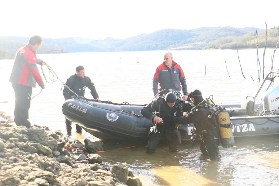 Efectivos de la Ertzaintza peinan hoy la zona del embalse donde fue visto Jon por última vez