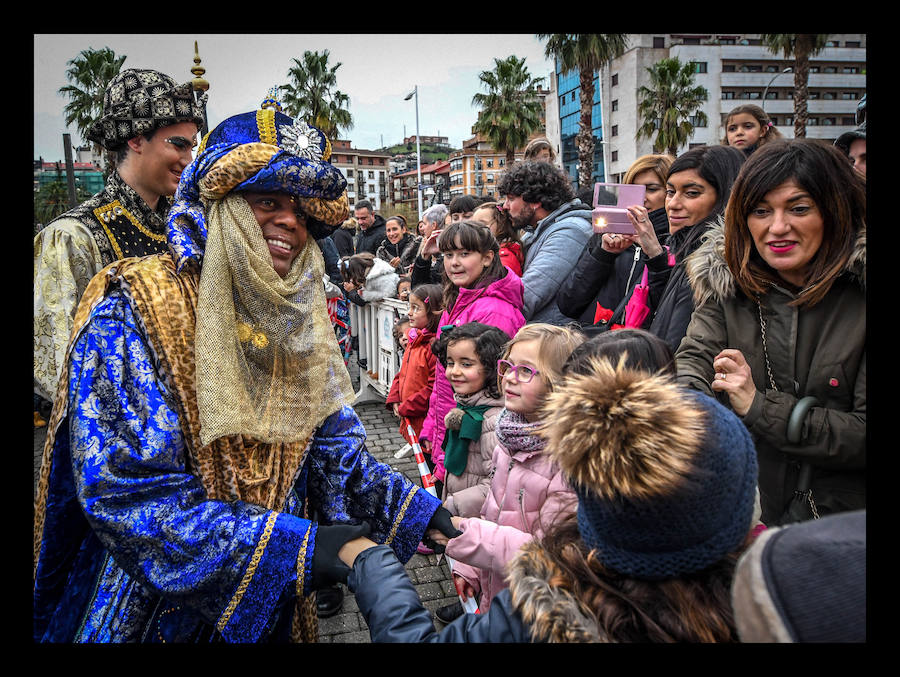 Sus Majestades de Oriente a también se han acercado a Santurtzi, donde han llegado en barco.