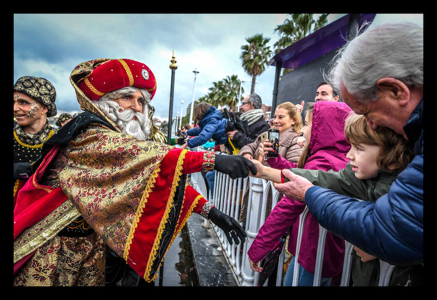 Sus Majestades de Oriente a también se han acercado a Santurtzi, donde han llegado en barco.