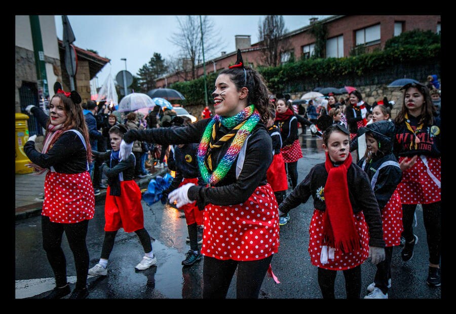 Getxo tampoco ha querido perder la cita con la tradicional calbagata que ha llenado de color las calles de la localidad.