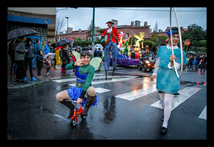 Getxo tampoco ha querido perder la cita con la tradicional calbagata que ha llenado de color las calles de la localidad.