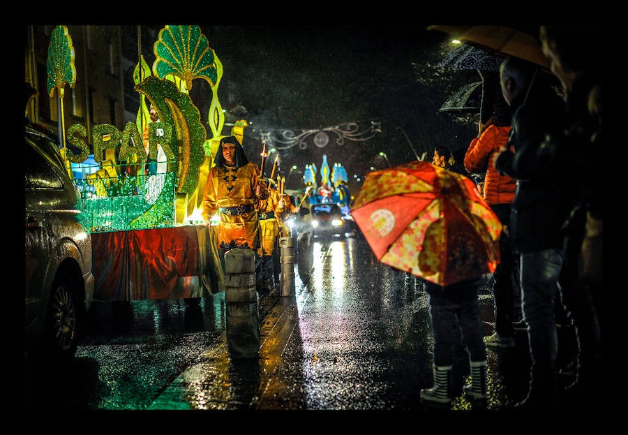 Los vecinos de Durango y Amorebieta también han disfrutado de la visita de sus Majestades de Oriente bajo la lluvia.