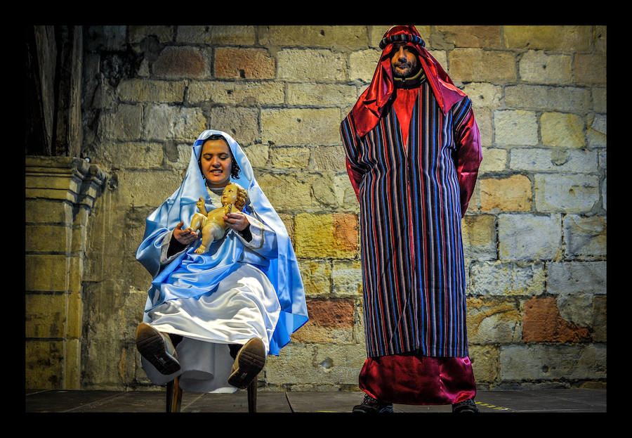 Los vecinos de Durango y Amorebieta también han disfrutado de la visita de sus Majestades de Oriente bajo la lluvia.