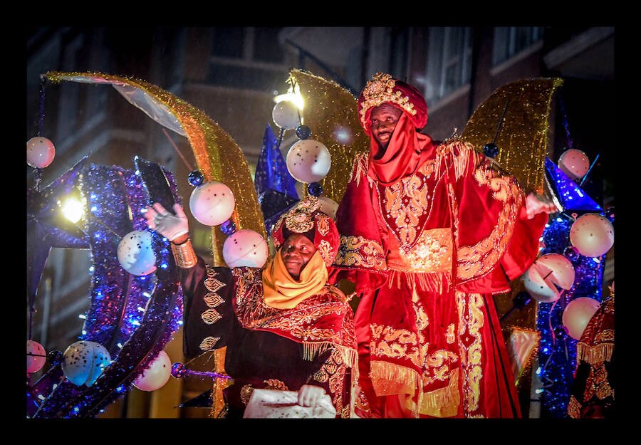 La lluvia tampoco ha frenado a los vecinos de Portugalete, que han cogido sus paragüas para disfrutar de la cabalgata de reyes.