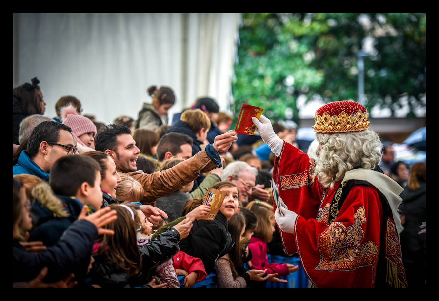 Los niños disfrutan de la llegada de los Reyes Magos a Barakaldo.