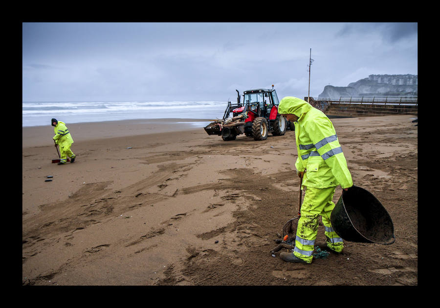 Hasta 1.500 toneladas de basura se recogen al año. Las fuertes lluvias llevan los residuos de los ríos al mar, donde los técnicos forales trabajan también en invierno