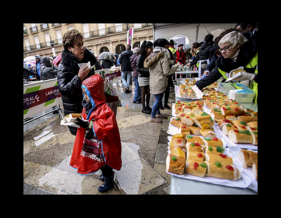 La Plaza Nueva se empacha con 500 kilos de Roscón Solidario