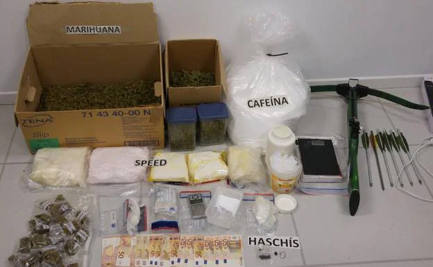 La Policía vasca ha requisado distintas drogas, sustancia de corte, dinero, una ballesta y enseres necesarios para el negocio.