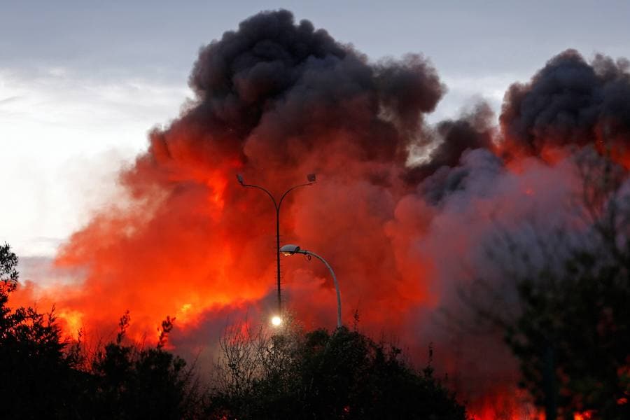 La explosión de un coche en un desguace, origen e un fuego que durará días