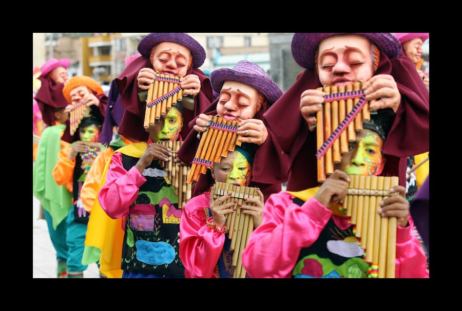 Los juerguistas participan en el desfile de "Canto a la Tierra", durante el Carnaval de Negros y Blancos en Pasto, Colombia, la fiesta más grande en la región suroccidental del país. Más de 10.000 personas entre artistas, artesanos y juerguistas participan en el Carnaval de Blancos y Negros, que tiene su origen en la mezcla de las múltiples expresiones culturales andinas, amazónicas y del Pacífico. Se celebra cada año del 2 al 6 de enero en la ciudad de Pasto y es parte del Patrimonio Cultural Inmaterial de la Humanidad de la UNESCO desde 2009.