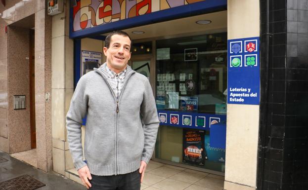 Pedro Ocio en la administración donde ha vendido el segundo premio.