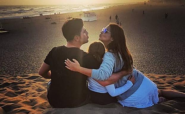 La pareja, en una fotografía previa a su ruptura junto a su hija Daniella.