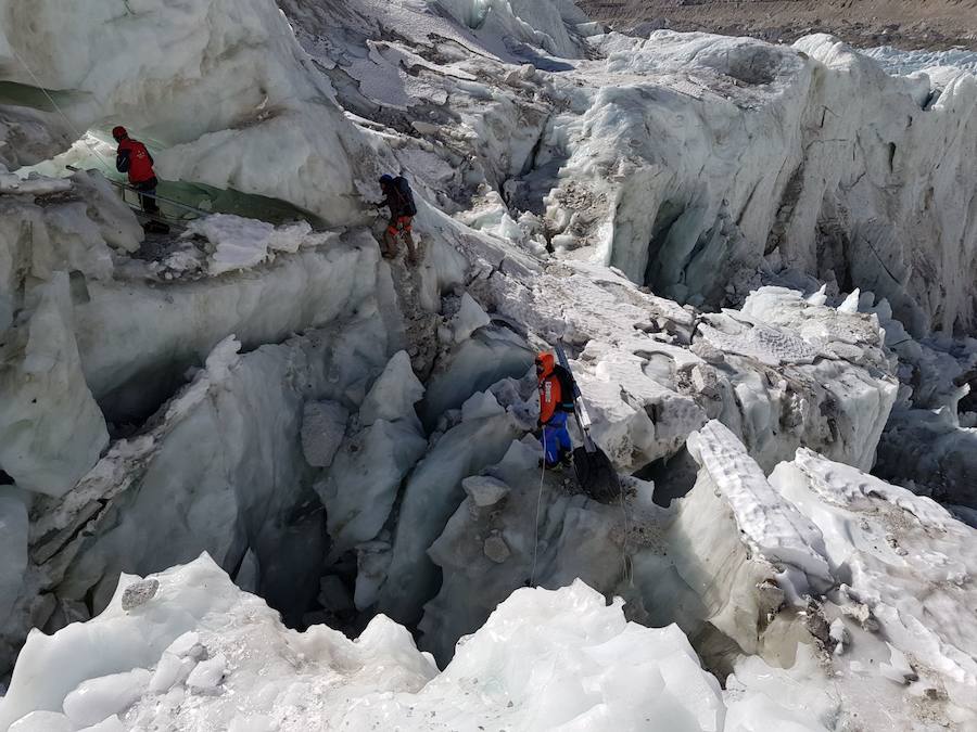 Alex Txikon  afronta el glaciar Khumbu en la vertiente nepali,  paso obligatorio hacia la cima  que se encuentra nada más salir del campo base. Es un caos de hielo, grietas y seracs en movimiento donde son habituales los desprendimientos