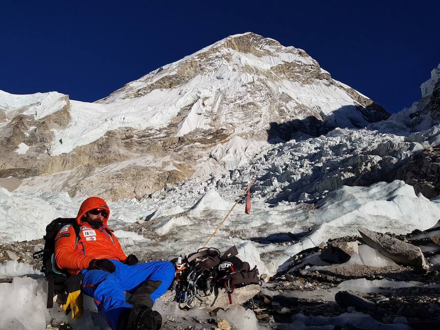 Alex Txikon  afronta el glaciar Khumbu en la vertiente nepali,  paso obligatorio hacia la cima  que se encuentra nada más salir del campo base. Es un caos de hielo, grietas y seracs en movimiento donde son habituales los desprendimientos