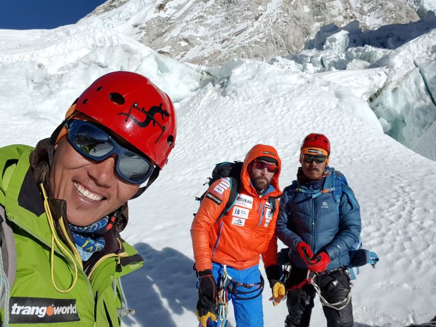 Alex Txikon  afronta el glaciar Khumbu en la vertiente nepali,  paso obligatorio hacia la cima  que se encuentra nada más salir del campo base. Es un caos de hielo, grietas y seracs en movimiento donde son habituales los desprendimientos