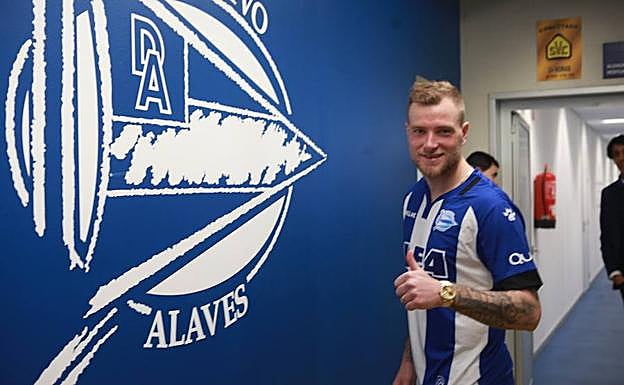 John Guidetti posa con la camiseta y el escudo del Alavés.