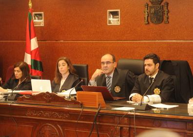 Imagen secundaria 1 - Koldo Ochandiano, Aitor Telleria y Alfredo de Miguel, en el banquillo de los acusados. Abajo, el tribunal que juzgará el caso. Periodistas siguen el juicio desde una sala de prensa.