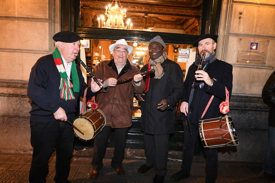 Los txistularis Mikel y Patrik Bilbao junto a José Antonio Bizkaia y Pascual Molongua.