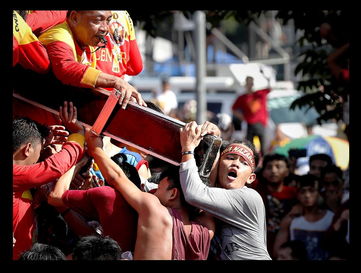 En Filipinas, la nación asiática donde alrededor de un 80 por ciento de sus 105 millones de habitantes es católica, la procesión del Nazareno Negro es una de las más importantes y de mayor concurrencia. La estatua del Nazareno, que representa a Jesús doblegado por el peso de la Cruz, fue llevada a Manila por un sacerdote agustino español en 1607, a bordo de un barco procedente de México. Según cuenta la tradición, la embarcación se incendió durante la travesía, pero la imagen de Cristo se salvó milagrosamente del incendio, a raíz del cual quedó teñida de color negro. La procesión, que discurre desde la iglesia de San Nicolás de Tolentino a la parroquia de Quiapo, conmemora el primer traslado de la imagen, que se realizó 9 de enero de 1767.