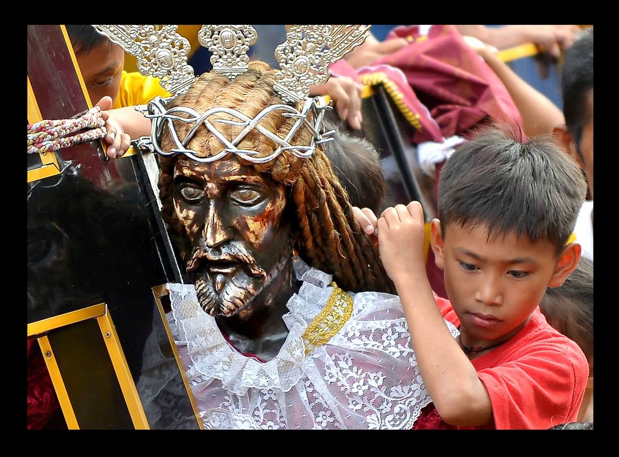 En Filipinas, la nación asiática donde alrededor de un 80 por ciento de sus 105 millones de habitantes es católica, la procesión del Nazareno Negro es una de las más importantes y de mayor concurrencia. La estatua del Nazareno, que representa a Jesús doblegado por el peso de la Cruz, fue llevada a Manila por un sacerdote agustino español en 1607, a bordo de un barco procedente de México. Según cuenta la tradición, la embarcación se incendió durante la travesía, pero la imagen de Cristo se salvó milagrosamente del incendio, a raíz del cual quedó teñida de color negro. La procesión, que discurre desde la iglesia de San Nicolás de Tolentino a la parroquia de Quiapo, conmemora el primer traslado de la imagen, que se realizó 9 de enero de 1767.