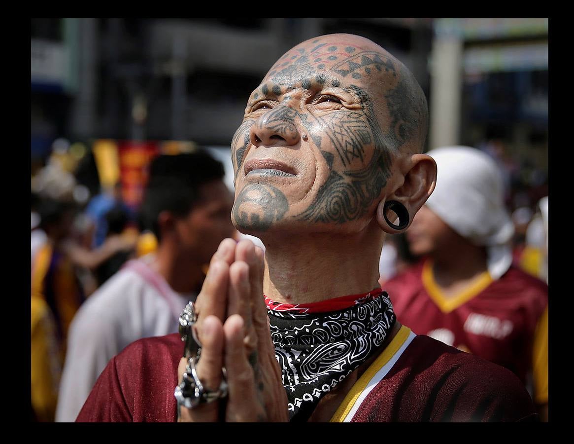 En Filipinas, la nación asiática donde alrededor de un 80 por ciento de sus 105 millones de habitantes es católica, la procesión del Nazareno Negro es una de las más importantes y de mayor concurrencia. La estatua del Nazareno, que representa a Jesús doblegado por el peso de la Cruz, fue llevada a Manila por un sacerdote agustino español en 1607, a bordo de un barco procedente de México. Según cuenta la tradición, la embarcación se incendió durante la travesía, pero la imagen de Cristo se salvó milagrosamente del incendio, a raíz del cual quedó teñida de color negro. La procesión, que discurre desde la iglesia de San Nicolás de Tolentino a la parroquia de Quiapo, conmemora el primer traslado de la imagen, que se realizó 9 de enero de 1767.