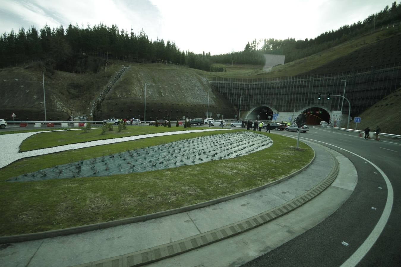 Con la  inauguración de la variante de Ermua  se da por terminada la primera fase de la obra, que arrastraba año y medio de retraso y un sobrecoste de casi el 9%. Junto a la apertura de los 600 metros del túnel de Uretamendi se pondrán en servicio también las nuevas cabinas de peajes que recibirán miles de conductores a través del nuevo acceso directo de la AP-8 y la N-634