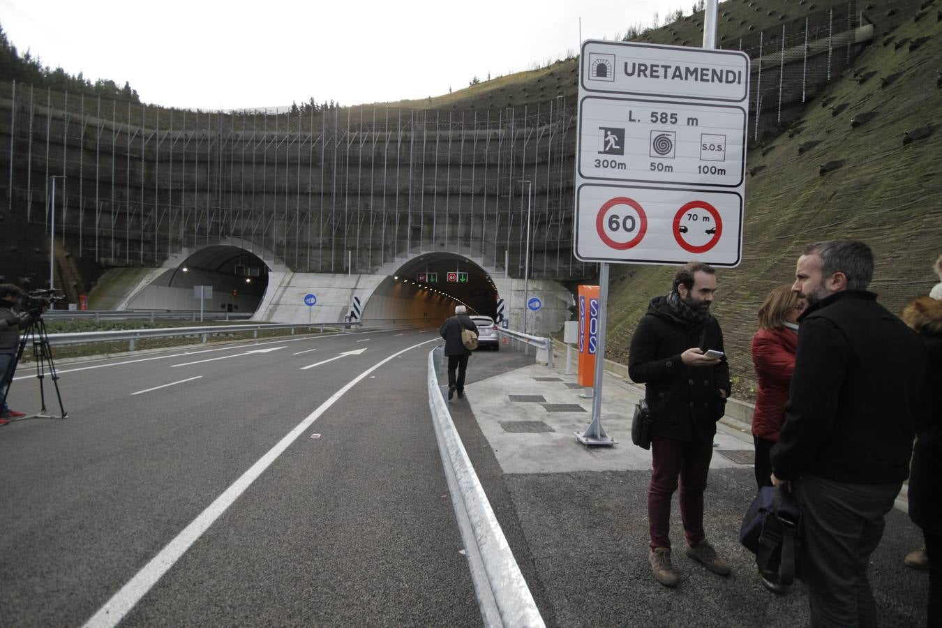 Con la  inauguración de la variante de Ermua  se da por terminada la primera fase de la obra, que arrastraba año y medio de retraso y un sobrecoste de casi el 9%. Junto a la apertura de los 600 metros del túnel de Uretamendi se pondrán en servicio también las nuevas cabinas de peajes que recibirán miles de conductores a través del nuevo acceso directo de la AP-8 y la N-634
