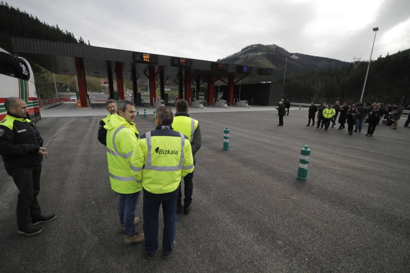 Con la  inauguración de la variante de Ermua  se da por terminada la primera fase de la obra, que arrastraba año y medio de retraso y un sobrecoste de casi el 9%. Junto a la apertura de los 600 metros del túnel de Uretamendi se pondrán en servicio también las nuevas cabinas de peajes que recibirán miles de conductores a través del nuevo acceso directo de la AP-8 y la N-634
