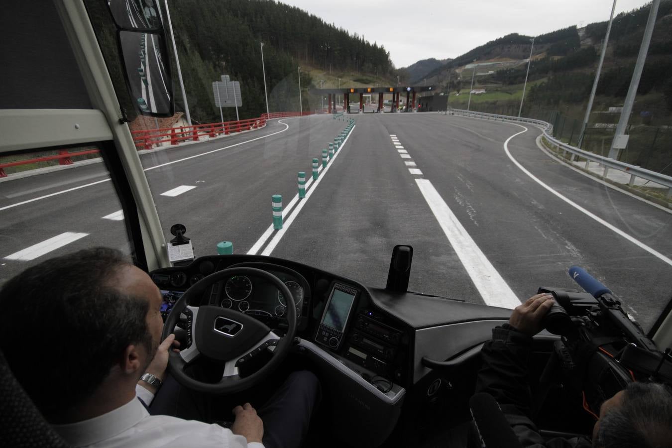 Con la  inauguración de la variante de Ermua  se da por terminada la primera fase de la obra, que arrastraba año y medio de retraso y un sobrecoste de casi el 9%. Junto a la apertura de los 600 metros del túnel de Uretamendi se pondrán en servicio también las nuevas cabinas de peajes que recibirán miles de conductores a través del nuevo acceso directo de la AP-8 y la N-634