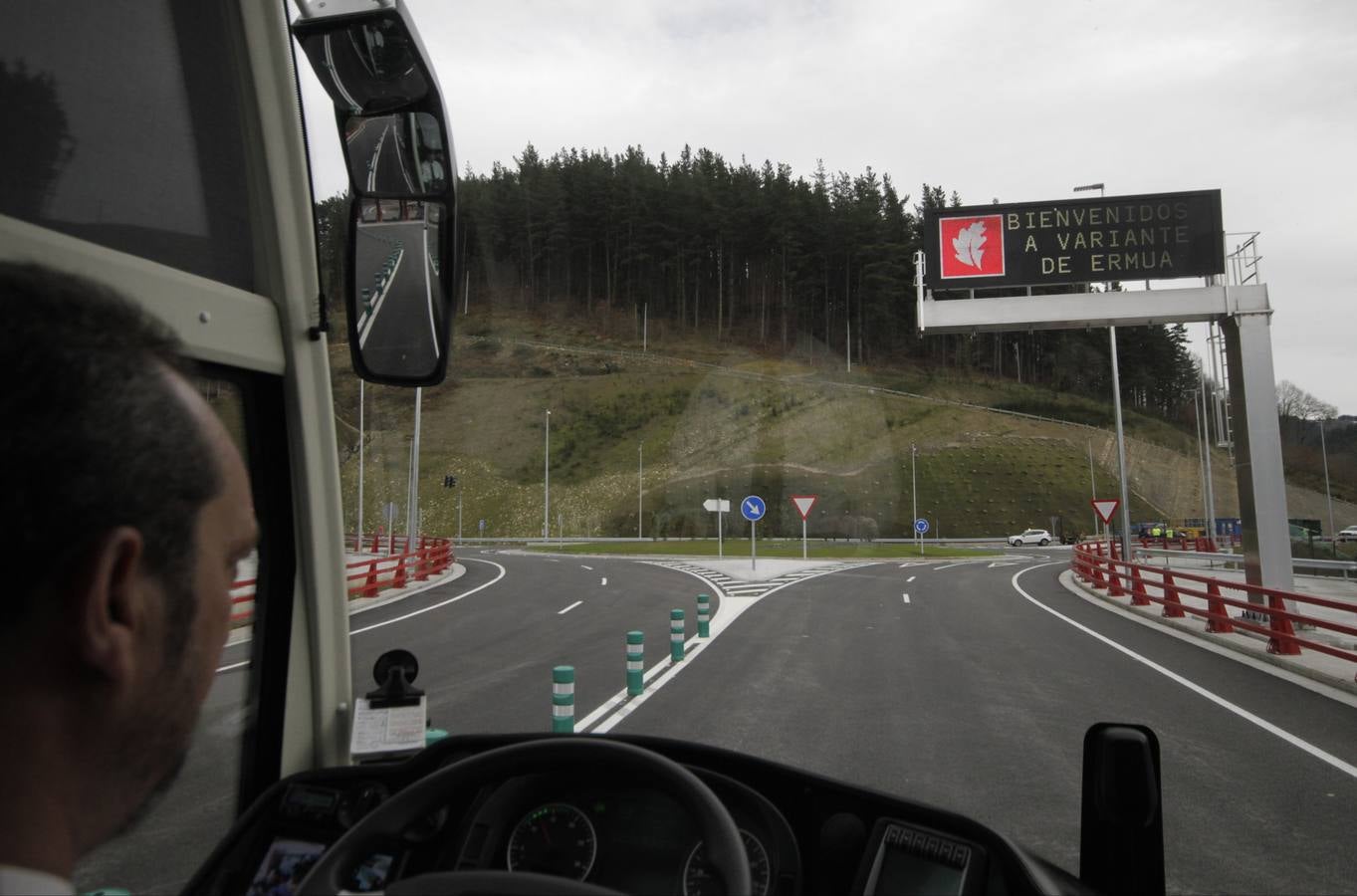 Con la  inauguración de la variante de Ermua  se da por terminada la primera fase de la obra, que arrastraba año y medio de retraso y un sobrecoste de casi el 9%. Junto a la apertura de los 600 metros del túnel de Uretamendi se pondrán en servicio también las nuevas cabinas de peajes que recibirán miles de conductores a través del nuevo acceso directo de la AP-8 y la N-634